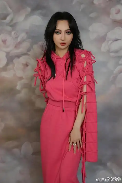 詹雯婷边吃火锅边清唱,为诛仙献唱金曲,唱功绝了引热议