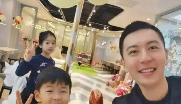 杨鸣离婚后和女儿被偶遇,10岁女儿身高一米七,女友思思博士毕业