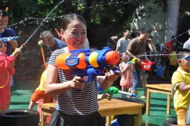 上阵父子兵 快乐打水仗