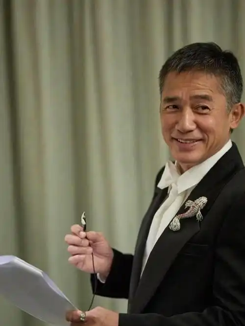 刘嘉玲晒夫妻合照57岁嘉玲姐体态年轻像三十多梁朝伟老态尽显