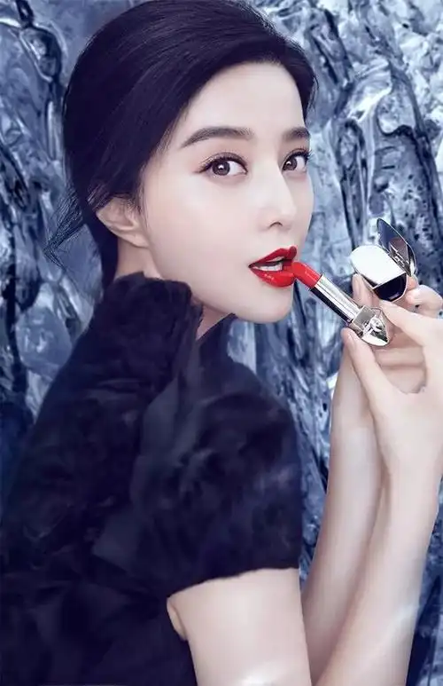 涂上显无敌显白并且还显得牙齿白 涂上贵妇既视感范冰冰最新代言,冰冰