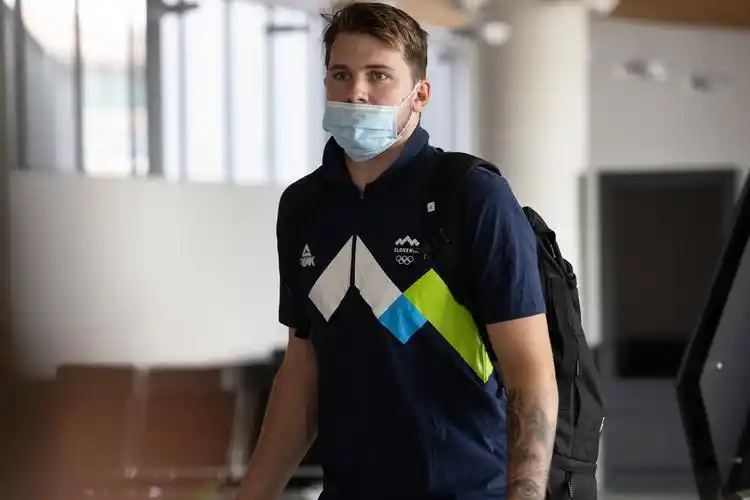 斯洛文尼亚篮球巨星东契奇身着中国品牌服饰.