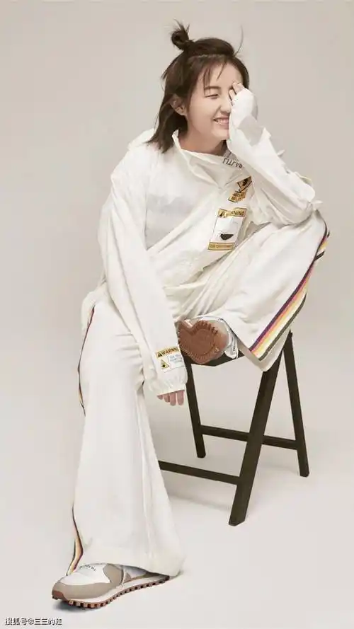 可爱张子枫短发夏日清凉写真the row运动鞋