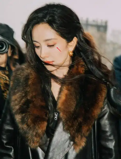 巴黎时装周:杨幂眼角伤疤明显,杨超越穿搭翻车,刘雨昕待遇高_腾讯新闻