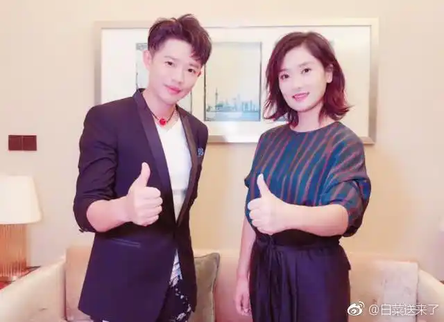 上过春晚的凤凰传奇玲花提的酬劳分配和曾毅关系一目了然