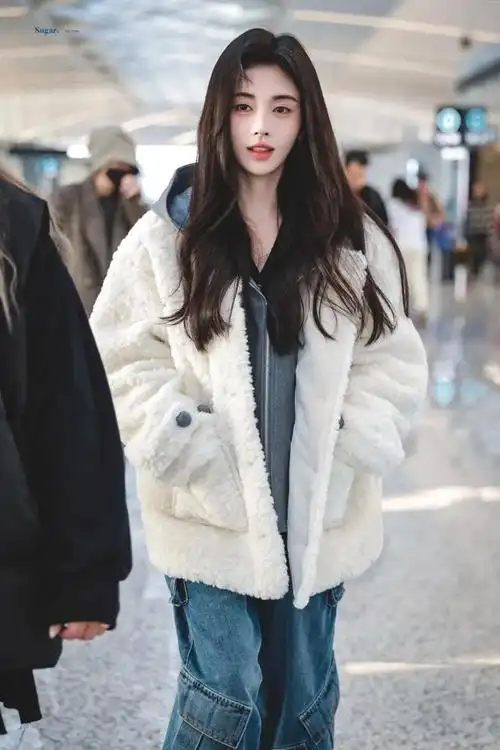 鞠婧祎最新街拍,橘色外套很亮眼,小个子照着穿时髦显高!