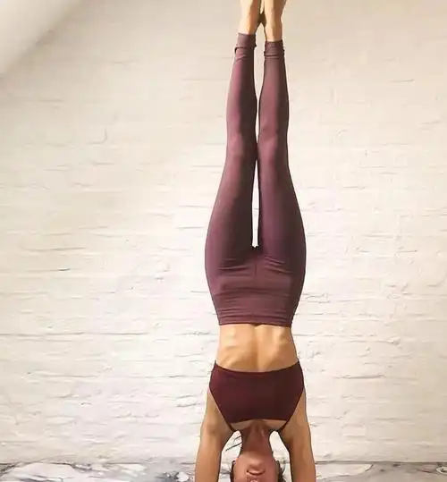 毛晓彤太撩了束腰黑色长裙搭细高跟身材出众小蛮腰成为亮点