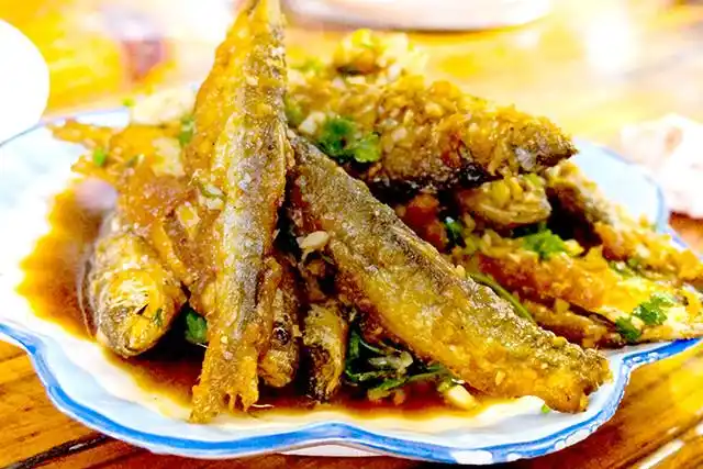 油炸小鱼这样做更好吃,小鱼外酥里嫩,从头嚼到尾,又香又补钙