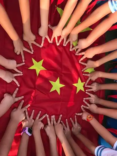 我和国旗合个影