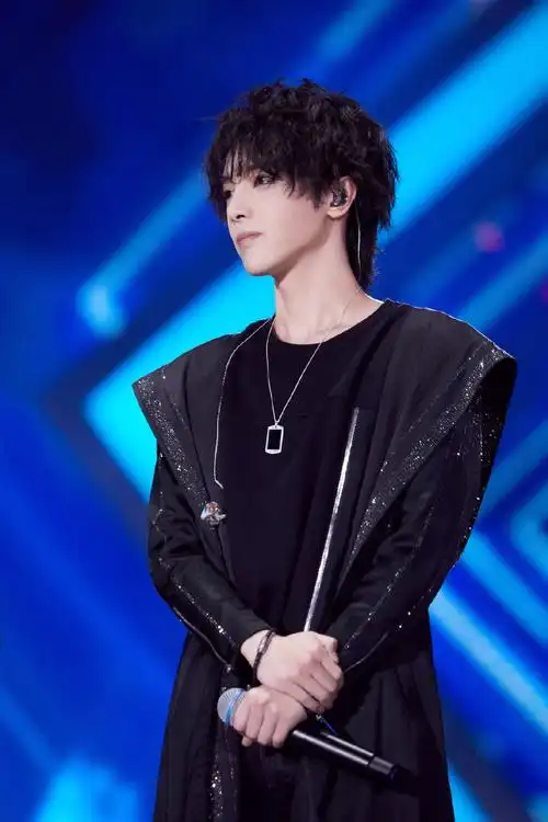 华晨宇再度挑战全黑look禁欲气质让无数女生着迷