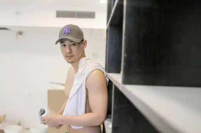 认真男人最撩人!亓航露肌肉男友力max