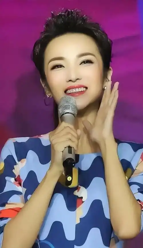 央视主持人管彤嫁普通丈夫42岁高龄生子如今幸福美满