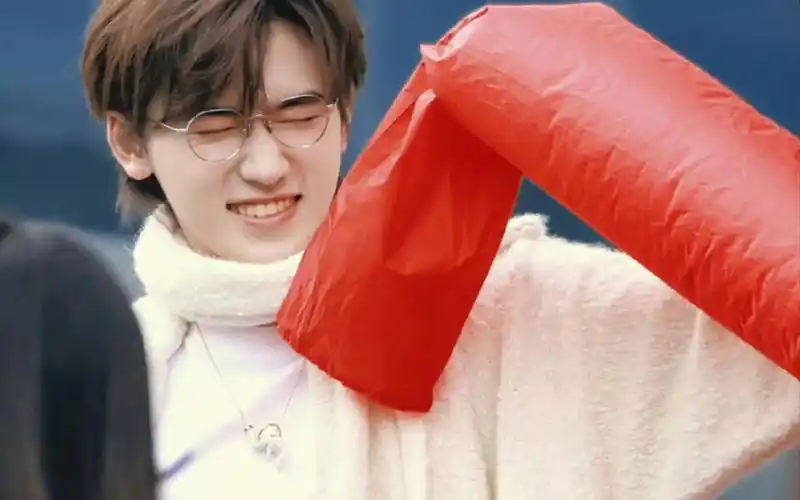 宋亚轩插兜撩发甩衣服,要不要这么帅