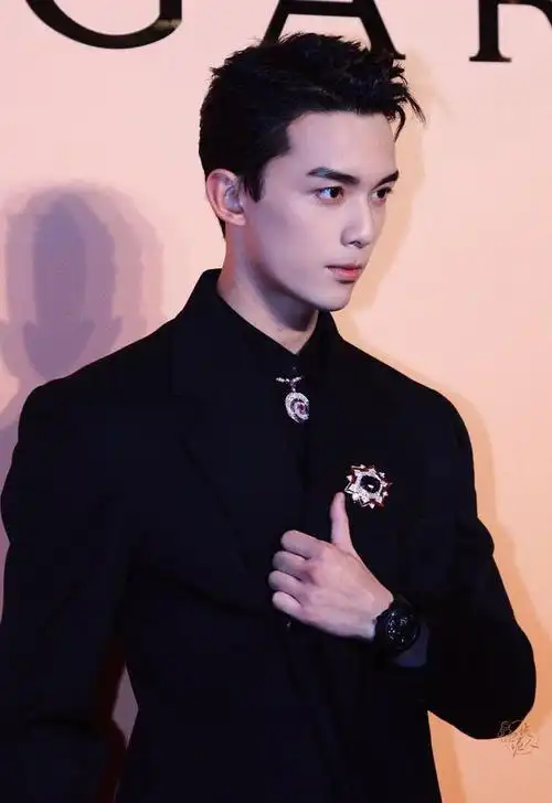 240124 吴磊新照引发网上热议,粉丝爱意满满称赞"绝帅"