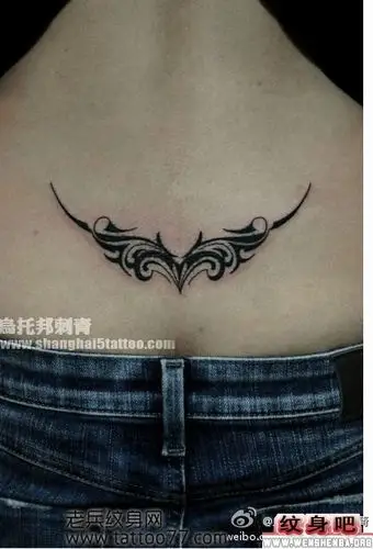 女生腰部纹身:流行的图腾腰花纹身