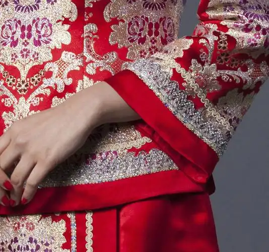 首页 婚纱礼服 千丝绣 千丝绣:团花锦簇 高领收腰云锦秀禾服 新会员