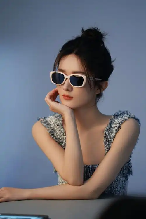赵丽颖最新时尚大片释出 戴眼镜酷拽高冷御姐范十足-易天影视公司