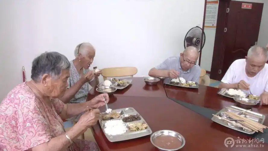 暖心举措解决老年人吃饭难