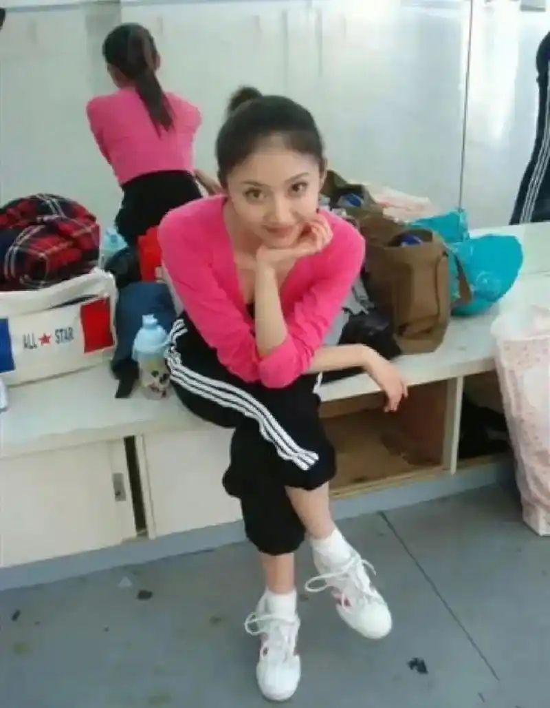 大学时代的景甜就贵气十足 水汪汪的大眼睛,精致的五官,瓜子脸,笑