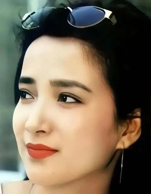 "第一古典美人"何晴:嫁有妇之夫被骂多年,患脑瘤后却