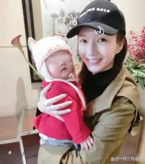 胡歌老婆近照曝光!卸妆后的真实颜值太普通,打扮土气小肚子抢镜