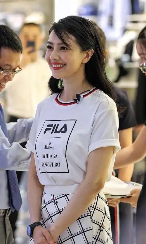 高圆圆产后亮相暴露真实状态生图身材纤细气质佳法令纹太突出