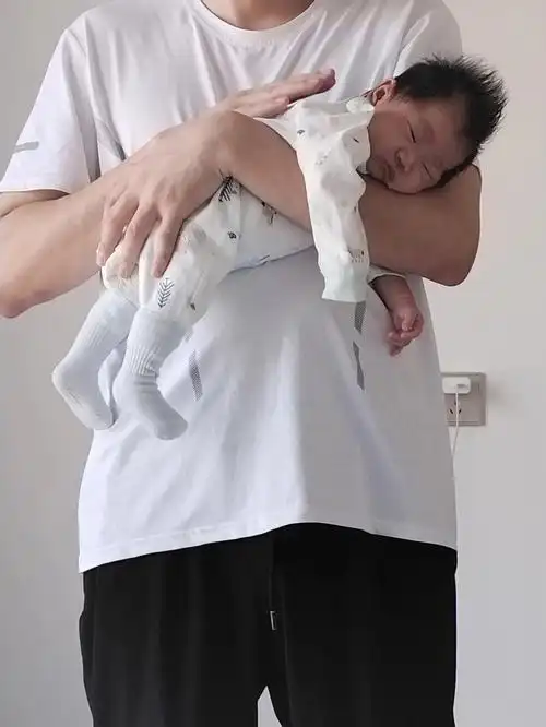 希望以后他能开飞机吧#高需求宝宝  #飞机抱  #宝宝日常