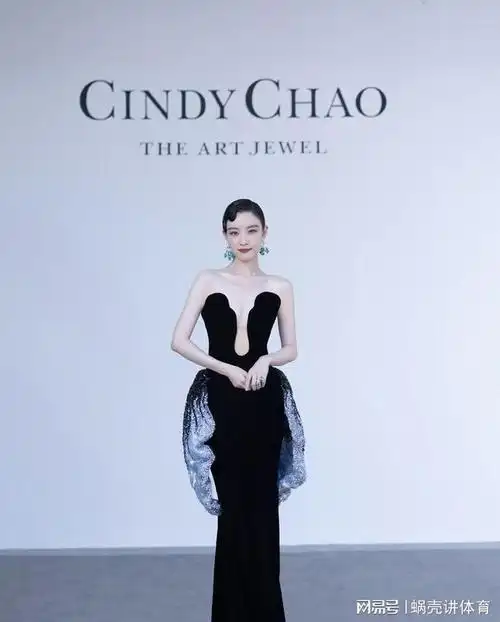 倪妮上海亮相时尚盛典, 低胸黑裙惊艳众人, 网友, 美貌身材无敌|红毯