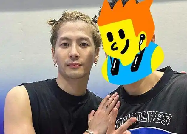 王嘉尔素颜怼脸生图曝光黑头多侧脸鼻子疑变形鼻梁弧度崎岖