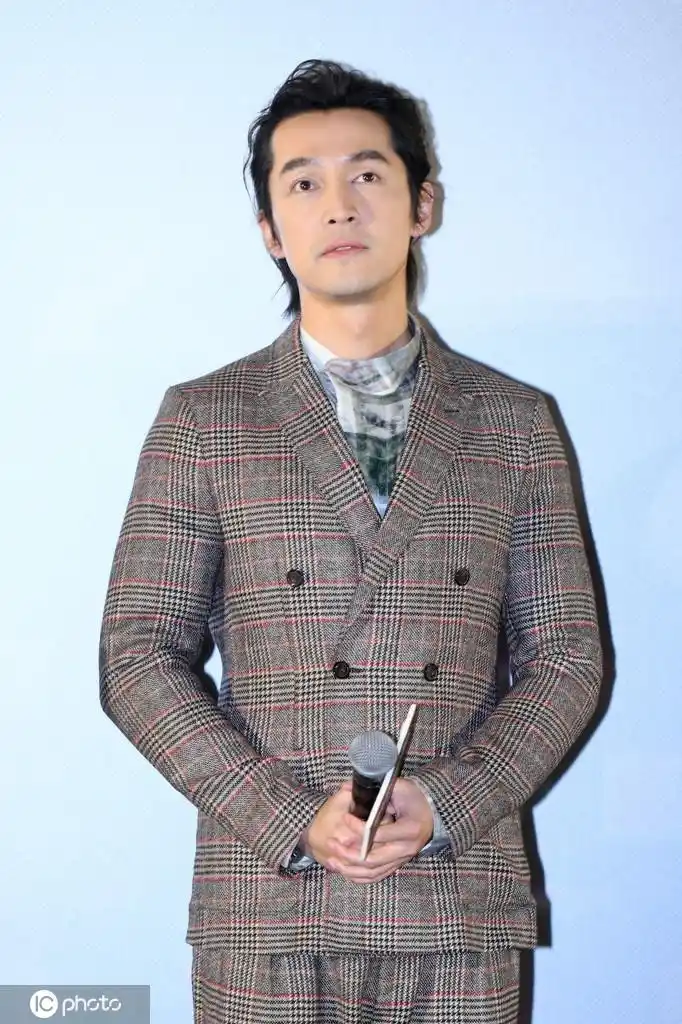 37岁胡歌近照曝光,剃掉胡子后,颜值帅回巅峰期