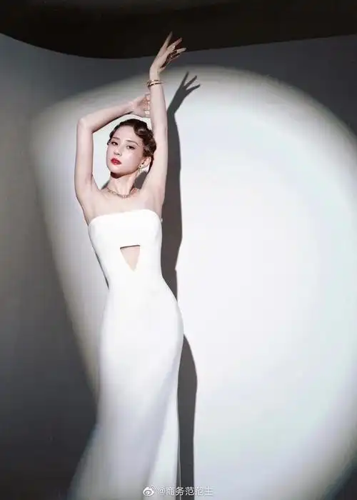 青年企业家何超莲,佩戴卡地亚全新grain de café系列项链,耳环,手镯