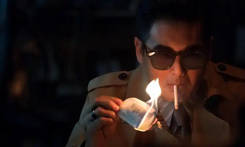 《无双》中的"画家",颇有发哥当年小马哥的影子,尤其钞票点烟,双手