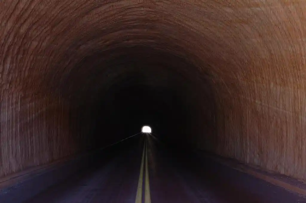 黑暗的尽头,长隧道尽头的光明