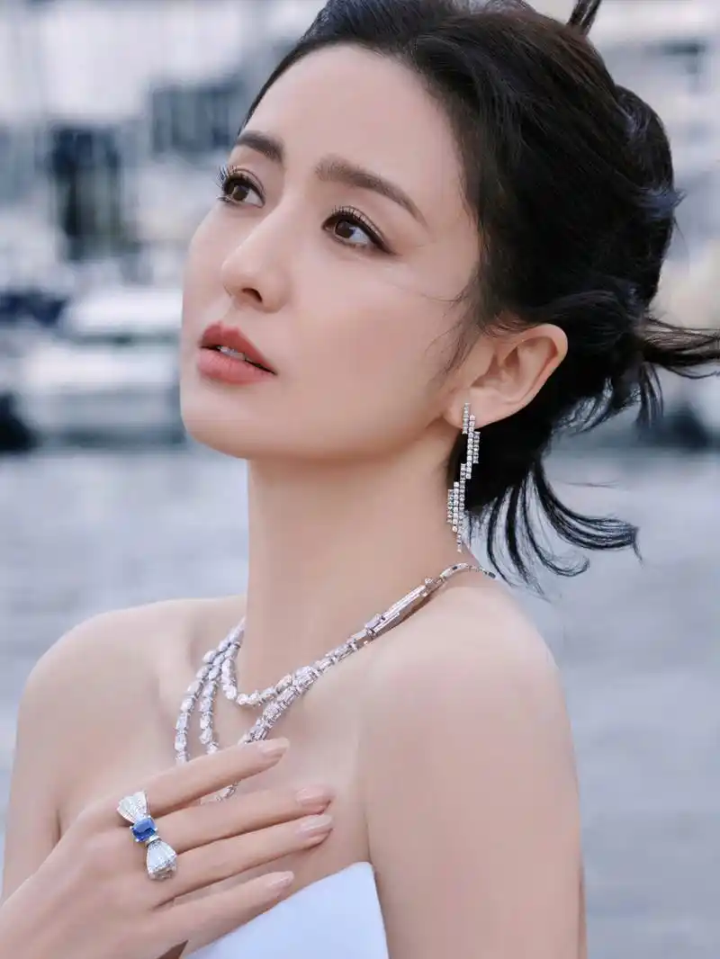 佟丽娅,气质高雅,性感魅惑.