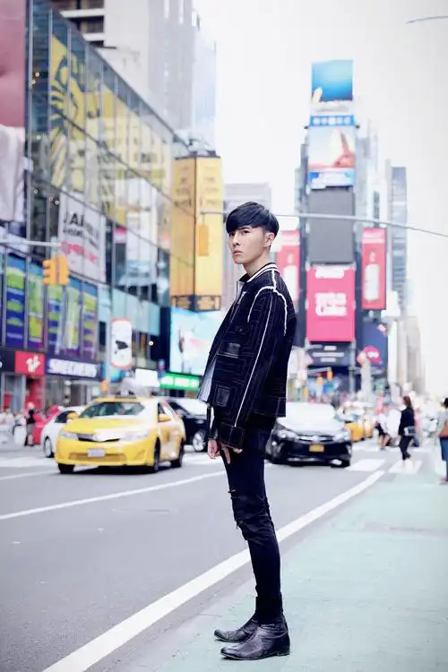 唐禹哲纽约街拍长腿look"碾压"时代广场