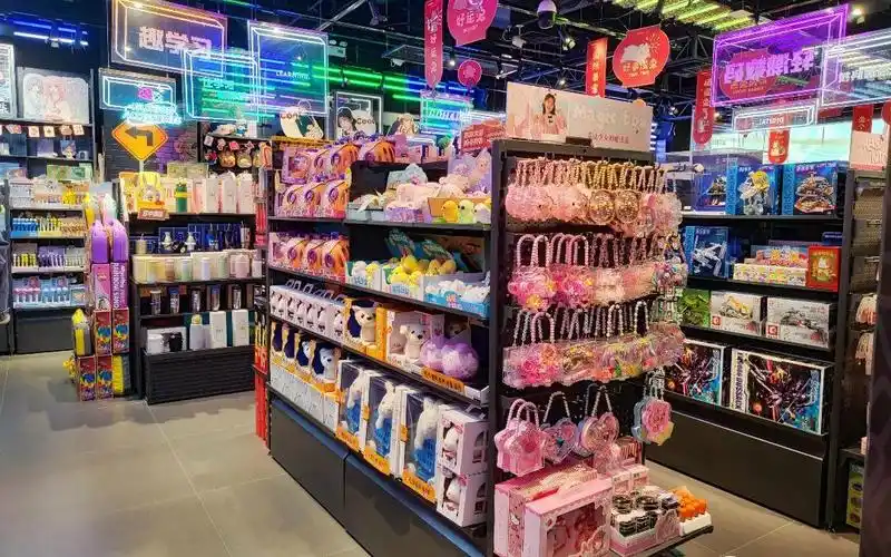 90平精品百货店货架整店设计