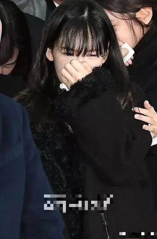 钟铉出殡宋茜整个人呆住允儿妆都哭花了睫毛膏糊了一脸