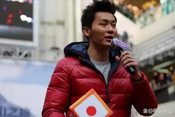 曝42岁李晨上海遛娃推简易婴儿车太低调女儿五官清秀超像爸