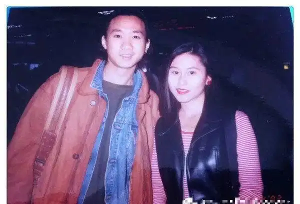 黄家驹和女歌迷的亲密照,你见过么?