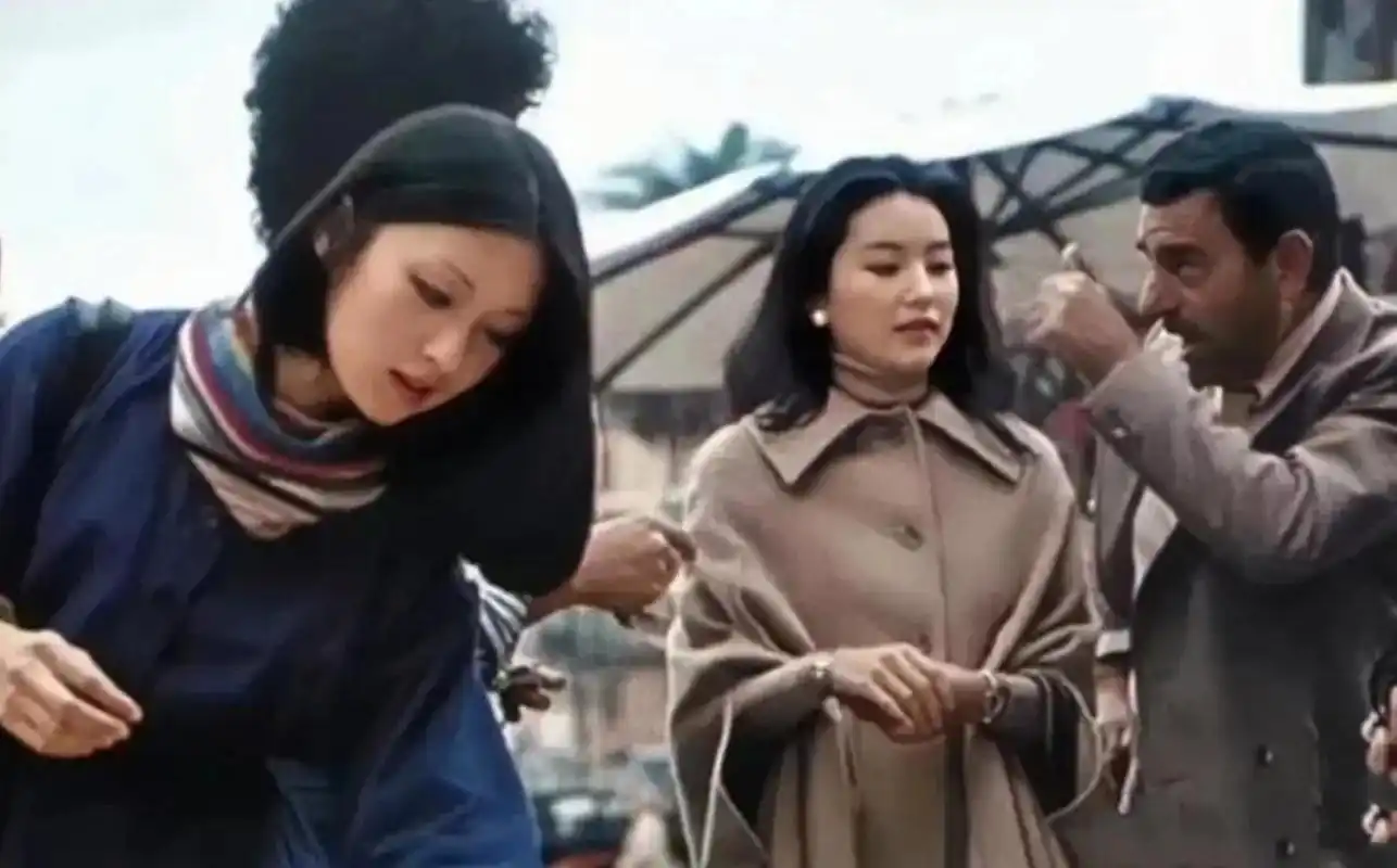 1977年,林青霞和胡茵梦曾经一起去欧洲旅游,期间拍下了一张同框照片.