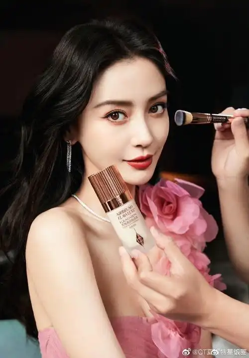 angelababy啊,她长得是真漂亮,脸小眼睛大,皮肤也非常好,每次看到照片