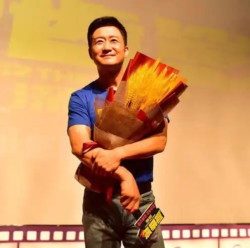 吴京沈阳亮相,帅气搭配瞩目,酷劲十足