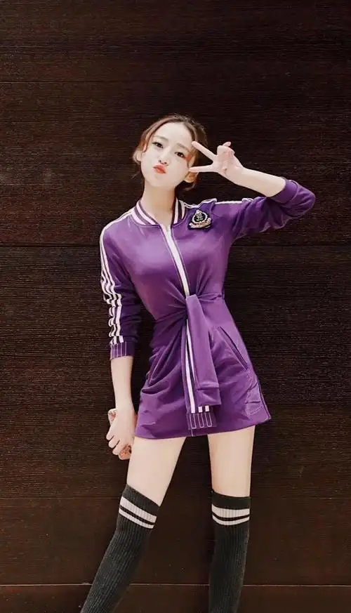 丁一一穿蓝红色渐变裙尽显知性美,这张"初恋脸"美得不像话