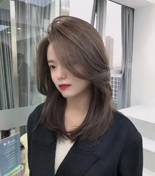 修饰圆脸方脸碎骨发齐肩中长发型 蓬松免打理的女生中长发发型"齐肩