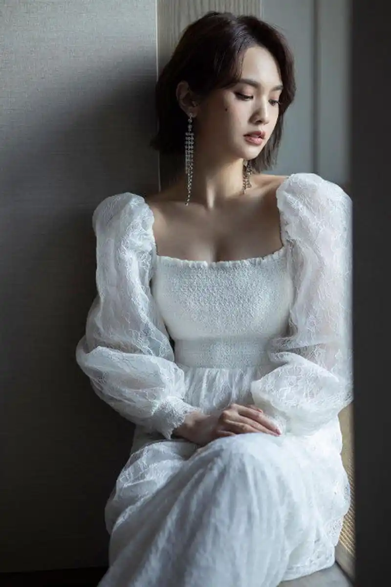 杨丞琳一袭洁白纱裙清新优雅秀无暇玉背侧颜优越状态佳