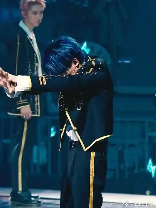 r1se超话7315#没有人比r1se更爱r1se#才发现《青鸟》的手势是和