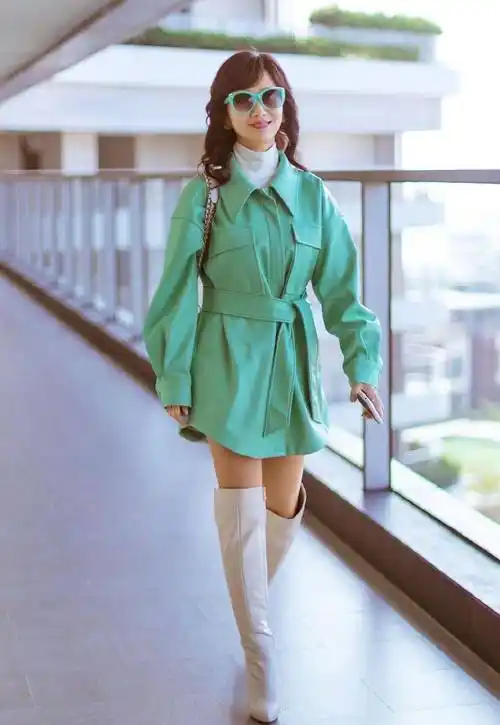 65岁赵雅芝晒新美照薄荷绿上衣配白色长靴太有少女感了