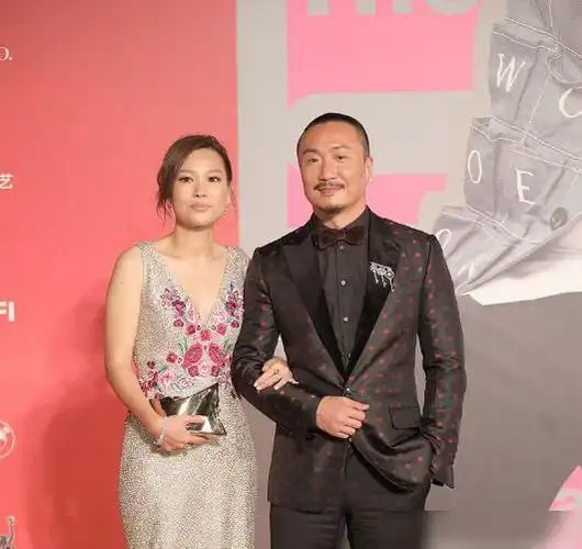 郑中基妻子余思敏穿深v长裙秀出曼妙身姿春风满面相当幸福啊