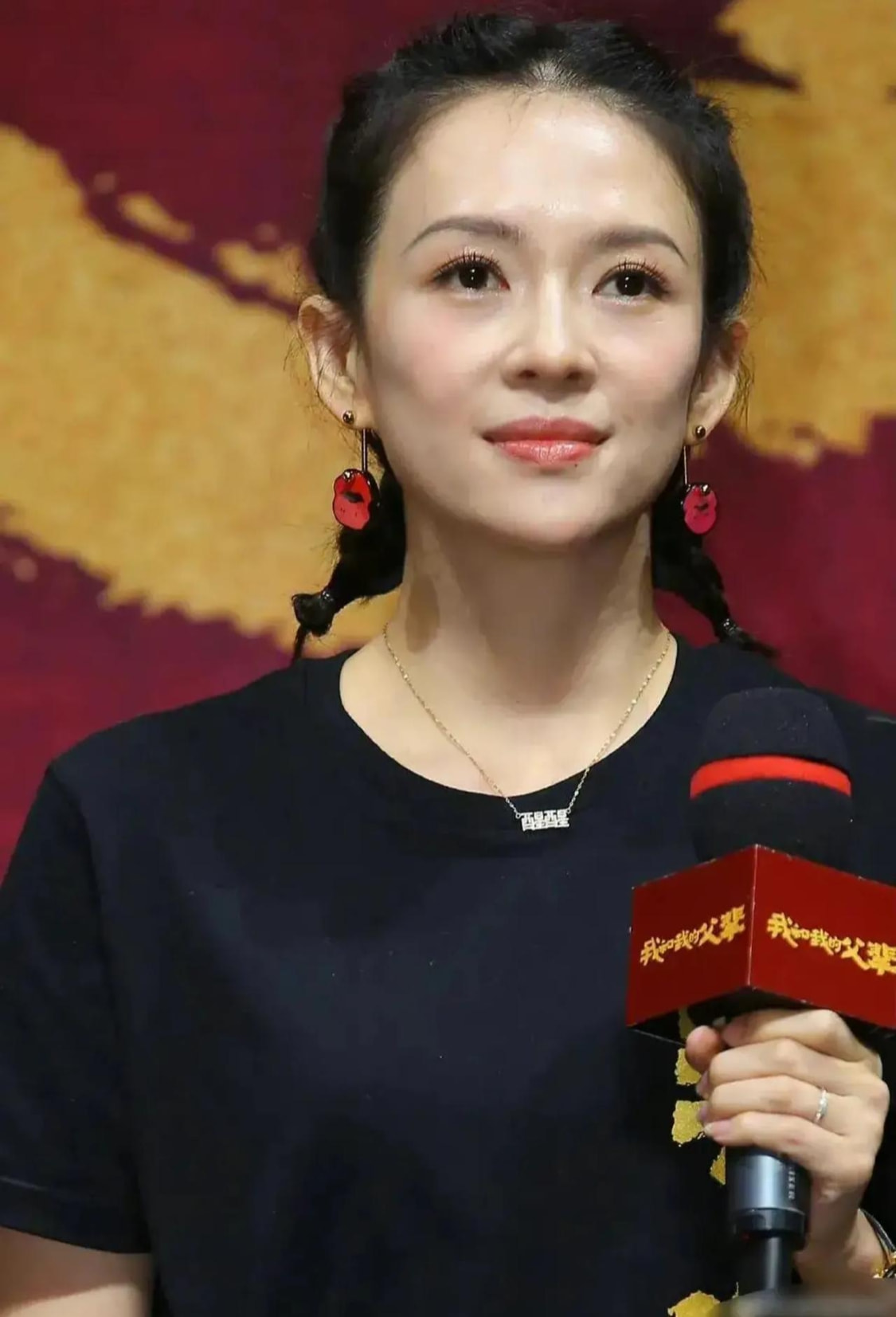 大把年纪还装少女,章子怡化了妆颈纹都这么深,素颜更是老阿姨!