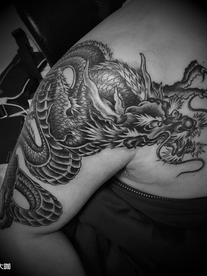 过肩龙纹身_纹身图案手稿图片_刺绣堂的纹身作品集